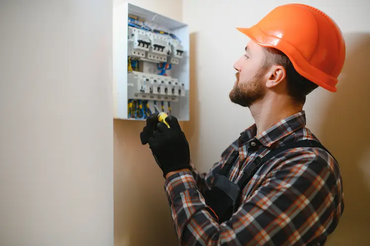 Elettricista al lavoro sulla realizzazione di un impianto elettrico a Bergamo