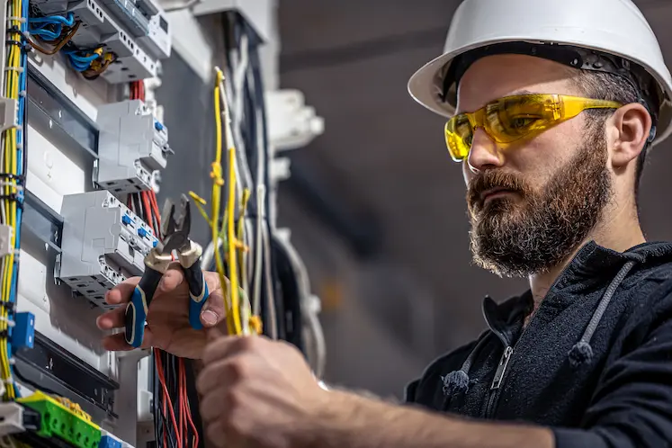 Elettricista Pronto Intervento Bergamo durante una riparazione elettrica