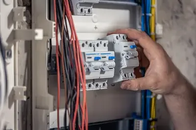 Elettricista Pronto Intervento Bergamo durante la sostituzione di un quadro elettrico