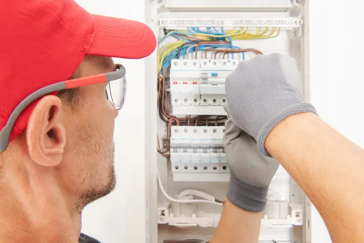 Elettricista Pronto Intervento Bergamo durante la realizzazione di un impianto elettrico