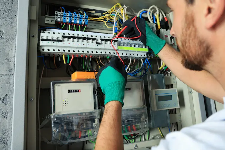 Elettricista Pronto Intervento Seriate al lavoro su un impianto elettrico